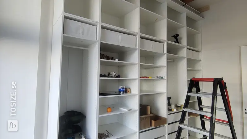 Sliding door cabinet and kitchen shelf DIY project with oak and Unilin chipboard, by Jasper Willem