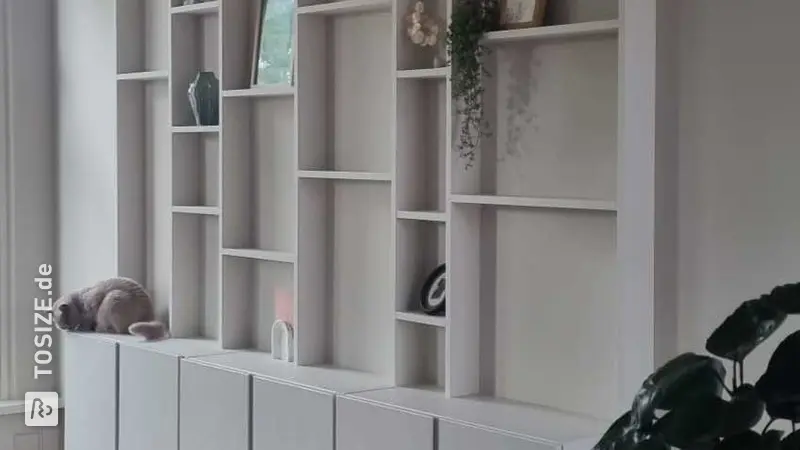 Maßgefertigtes MDF-Regal im Wohnzimmer von Sebastian