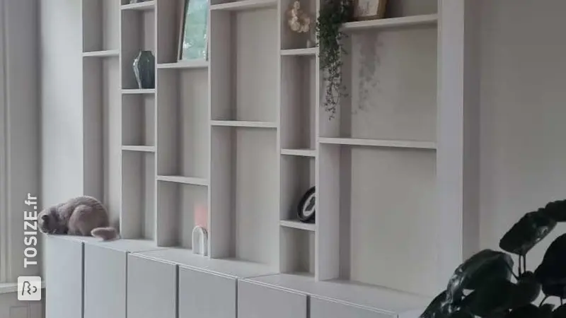Étagère en MDF sur mesure dans le salon, par Sebastian