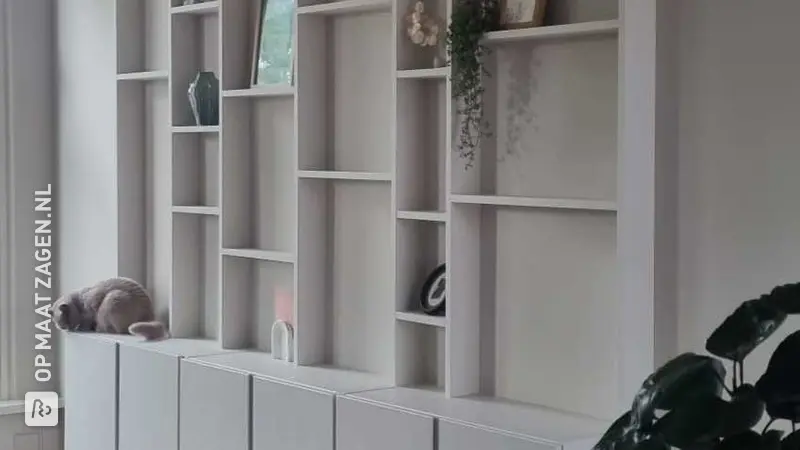 Op maat gemaakte vakkenkast van MDF in de woonkamer, door Sebastian