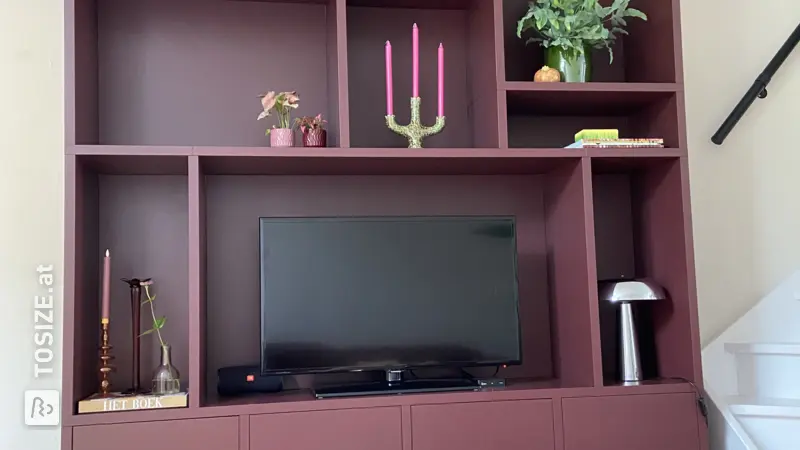 Ein drei Meter hohes Regal: Stauraum und TV-Schrank von Femke