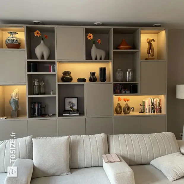 Placard mural crème avec compartiments ouverts et portes