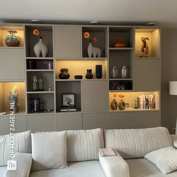 Crème kastenwand met open vakken en deuren