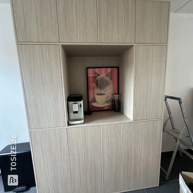 Sideboard aus Naturholz mit Türen und offenen Fächern
