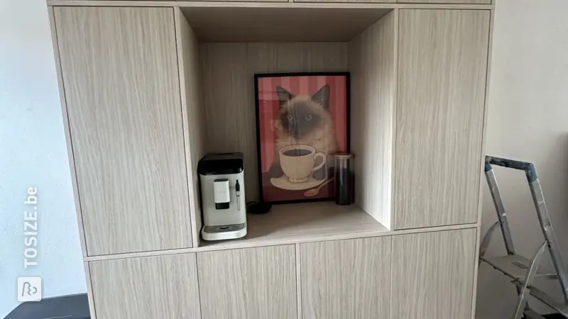 Stijlvolle Keukenkast met Koffiecorner in naturel eiken structuur, door Manon
