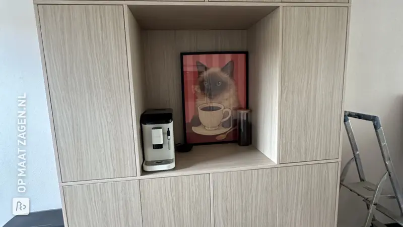 Stijlvolle Keukenkast met Koffiecorner in naturel eiken structuur, door Manon