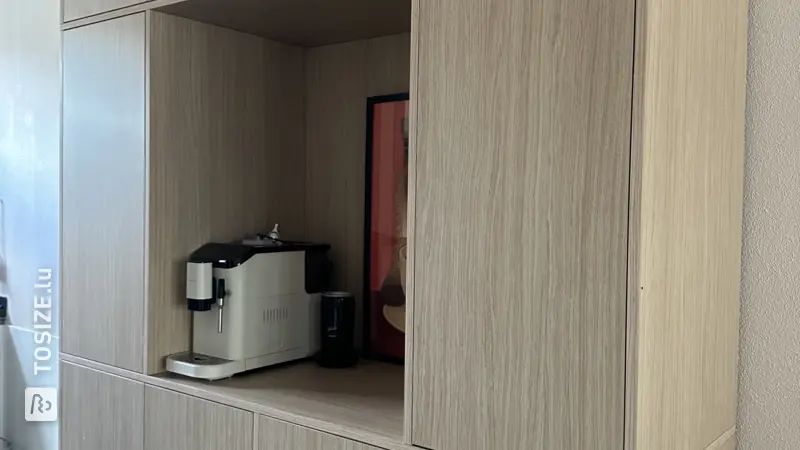 Stilvoller Küchenschrank mit Kaffeeecke in natürlicher Eichenstruktur von Manon
