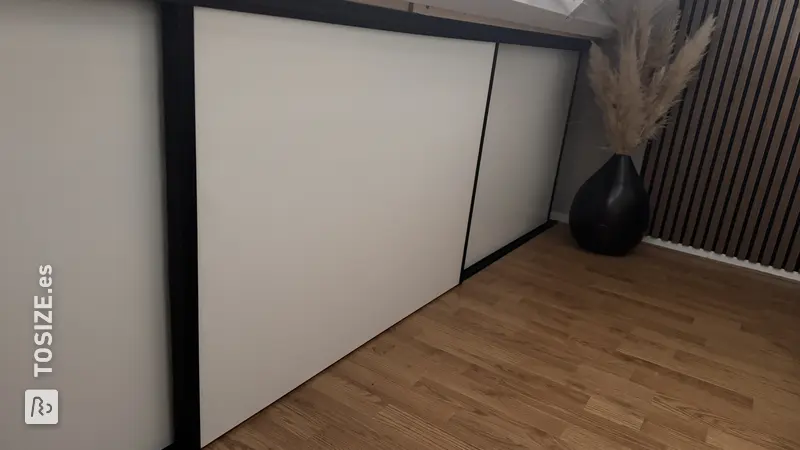 Puertas corredizas elegantes bajo la pared inclinada, por Ed