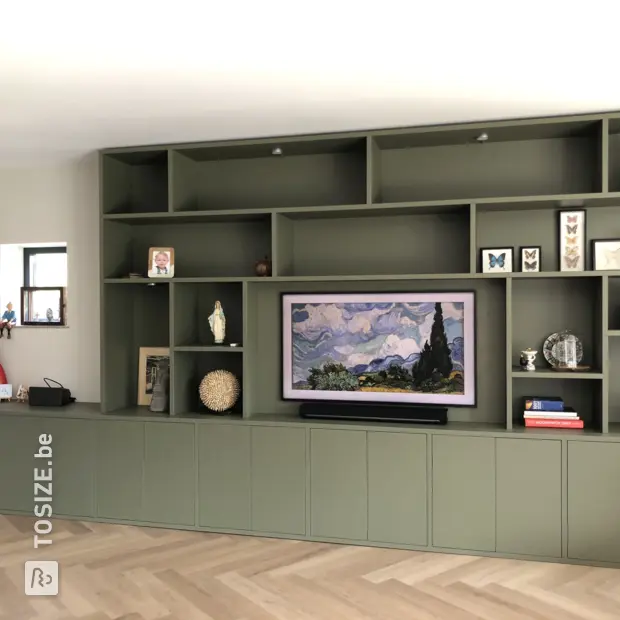 Groene kastenwand met open vakken en deuren