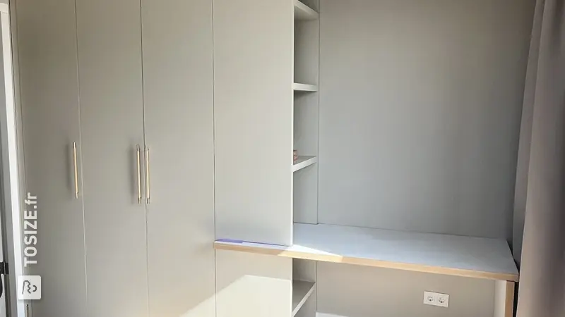 Armoire avec compartiments de rangement et portes en MDF, par Babette