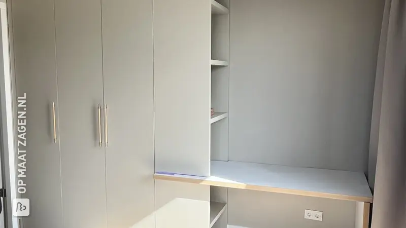 Kledingkast met Opbergvakken en MDF Deuren, door Babette