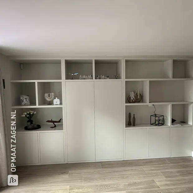 Grijze kast met deuren en open vakken