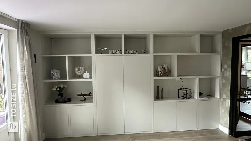 Schrank mit integriertem Heimarbeitsplatz in Farrow & Ball Skimming Stone, von Gerard
