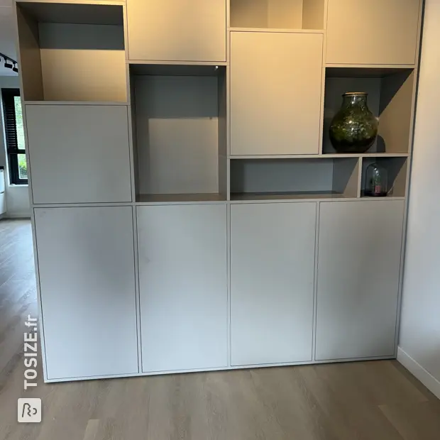 Étagère grise avec compartiments ouverts et portes