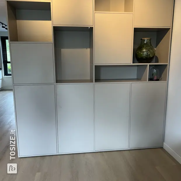 Scaffale grigio con vani a giorno e ante