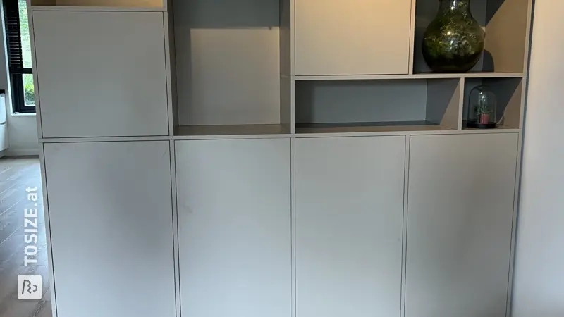 Ceiling-high wall cabinet for the living room, by Ellen