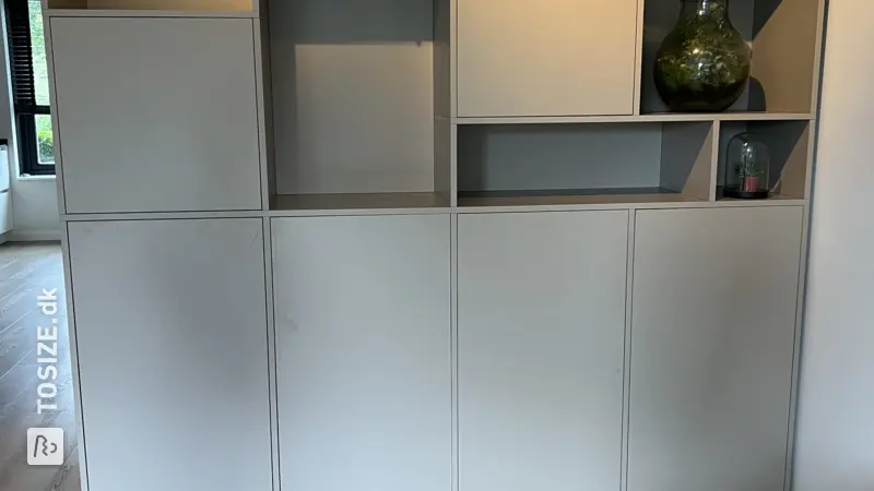 Ceiling-high wall cabinet for the living room, by Ellen