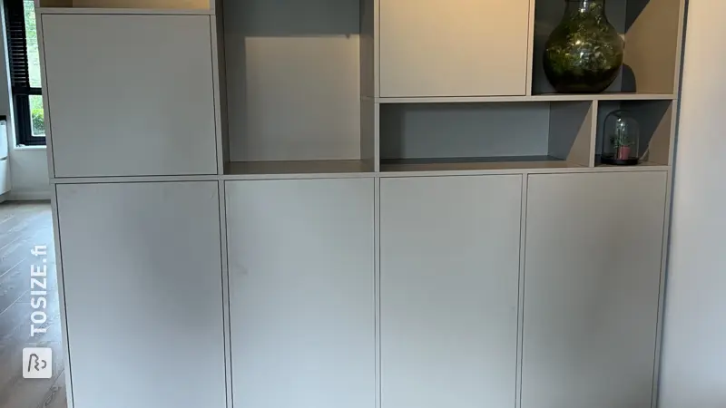 Ceiling-high wall cabinet for the living room, by Ellen