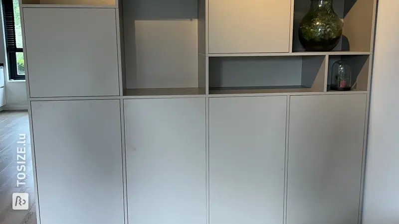 Meuble haut pour le salon, par Ellen