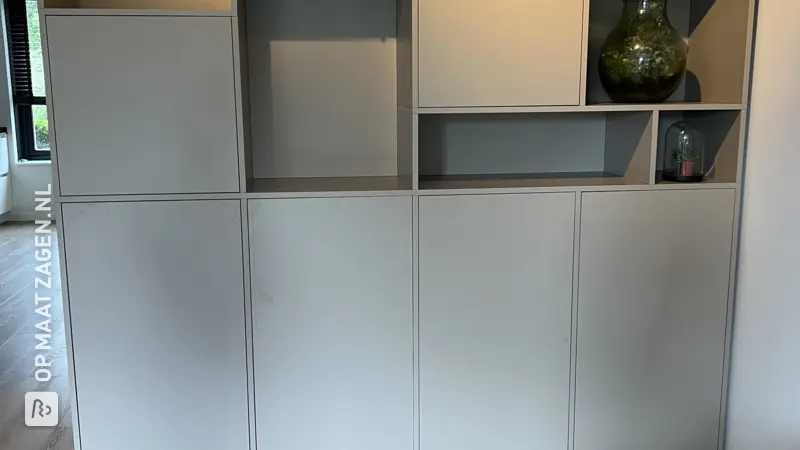 Tot plafond reiken wandkast voor de woonkamer, door Ellen
