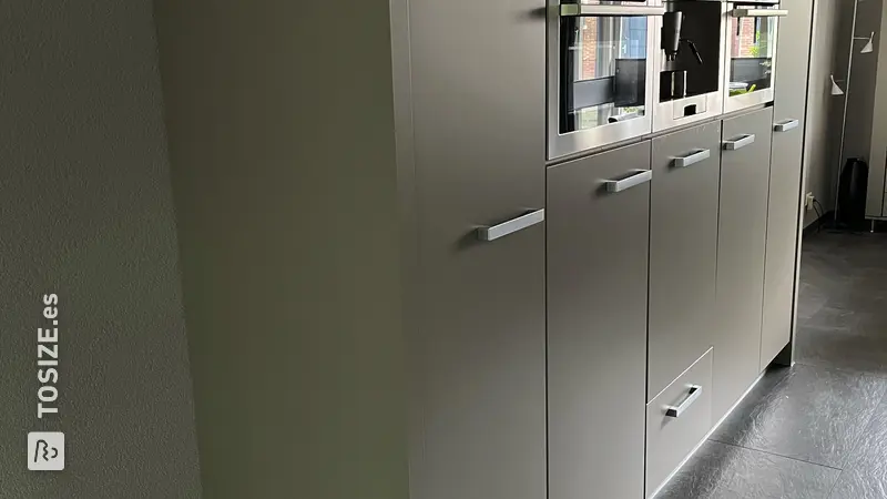 Mueble de cocina a medida con MDF de 5cm de espesor, de Simon