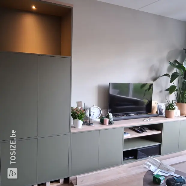 Groene kast met deuren en open vakken