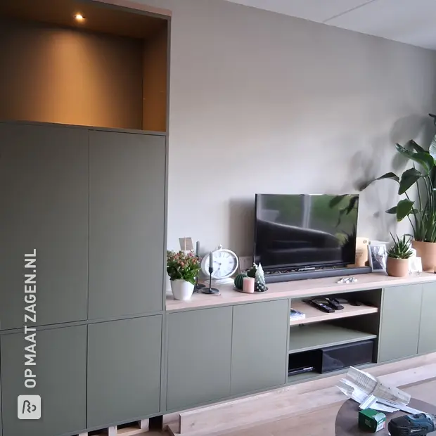 Groene kast met deuren en open vakken