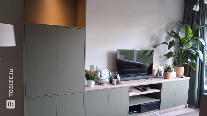 Élégant buffet TV vert olive pour le salon, par Stefan