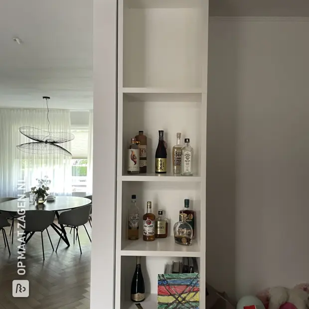 Witte kasten met deuren en open vakken