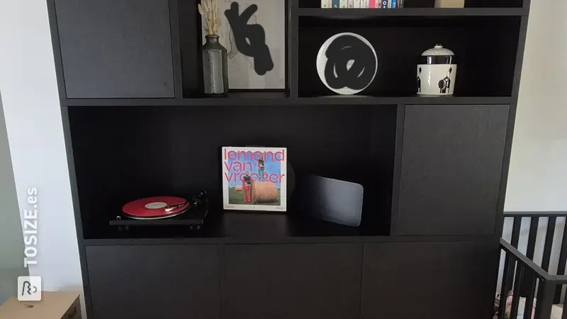 Elegante mueble de roble negro para la sala de estar con tocadiscos, de Peeters