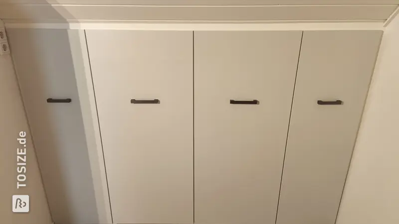 Smarter Einbauschrank unter Dachschräge, von Elisa