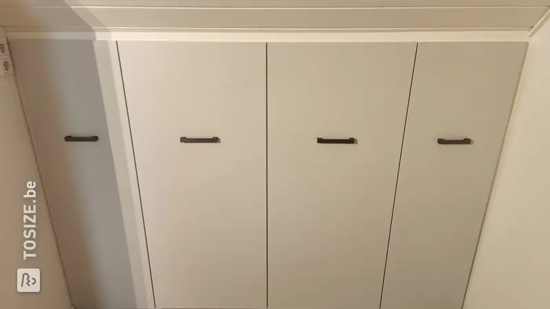 Armoire encastrée intelligente sous toit en pente, par Elisa