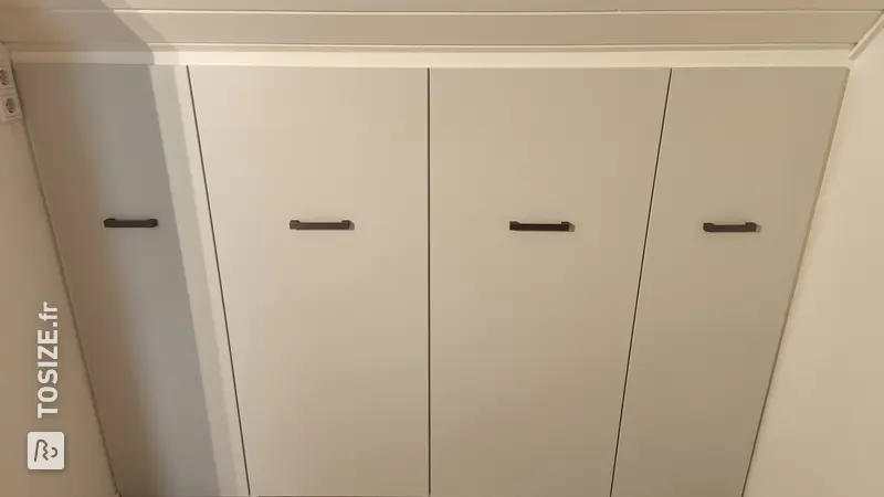 Armoire encastrée intelligente sous toit en pente, par Elisa