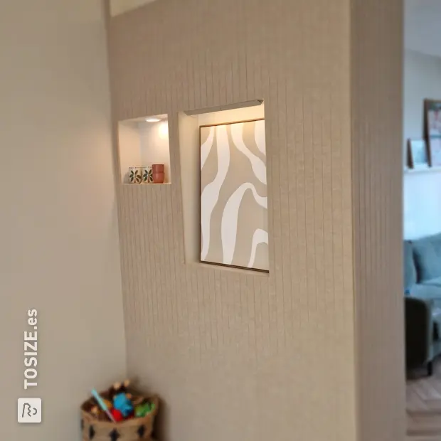 Armario de pared beige con compartimentos y puertas abiertas