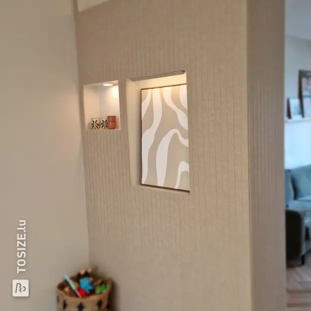 Placard mural beige avec compartiments ouverts et portes