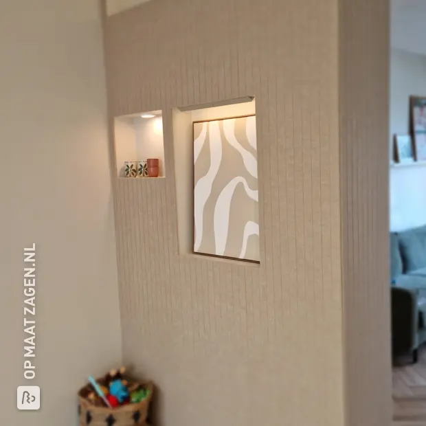 Beige kastenwand met open vakken en deuren