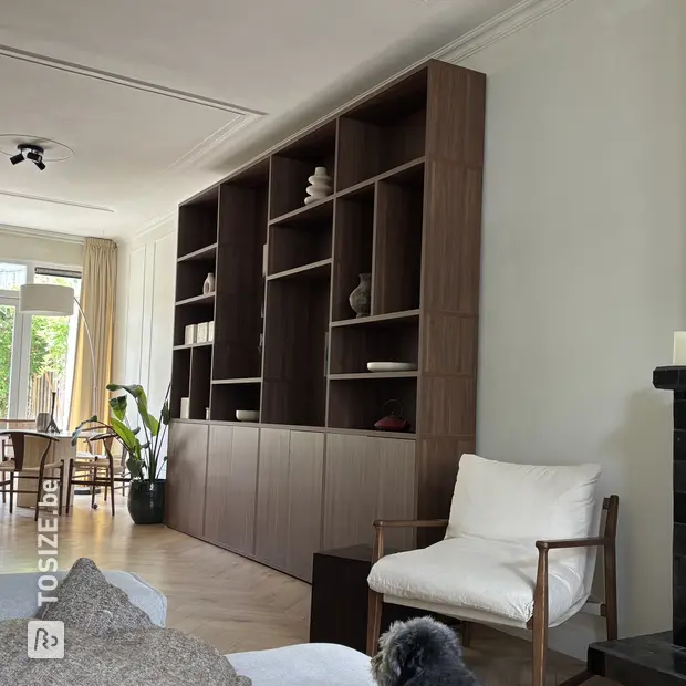 Donker houten kastenwand met open vakken en deuren
