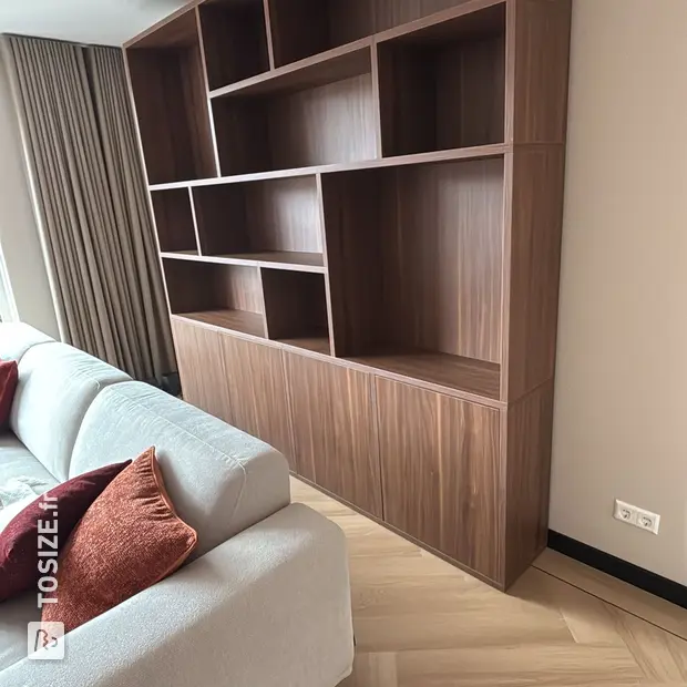 Vitrine en bois naturel avec compartiments ouverts et portes