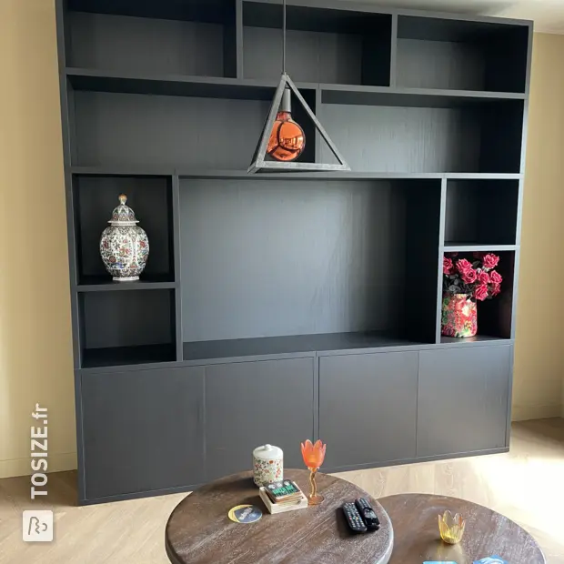 Buffet noir avec compartiments ouverts et portes