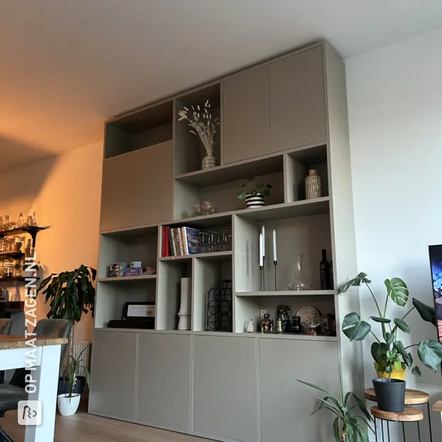 Grijze kastenwand met open vakken en deuren