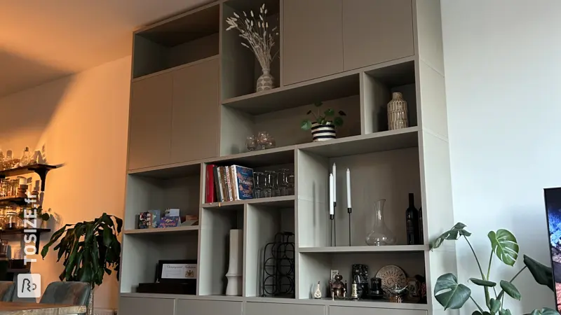 Armoire murale haute en écru foncé, par Ruud