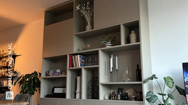 Hoge wandkast in dark ecru, door Ruud