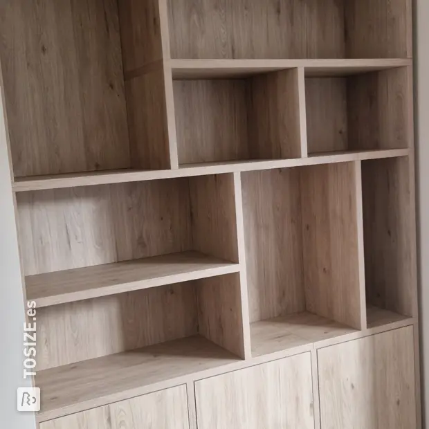 Vitrina natural con compartimentos y puertas abiertas