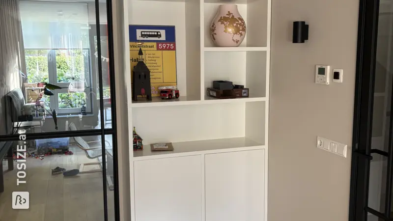Stilvoller weißer Wandschrank für das Wohnzimmer von Francien