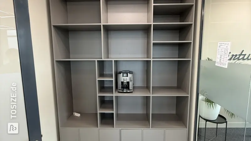 Maßgefertigter Büroschrank voller Muster von Stijn