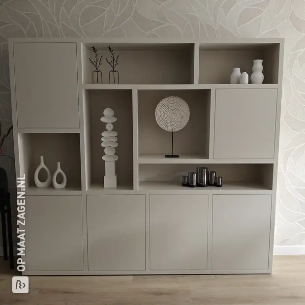 Crème kastenwand met deuren en open vakken