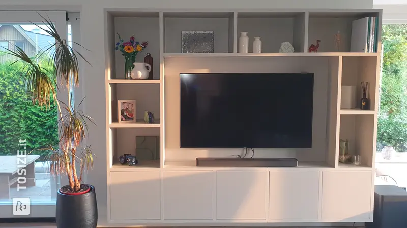 Elegante mobile TV e scaffalatura in Cloud Grey, di Marit