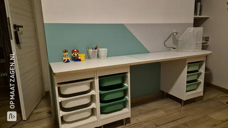 Kinderbureau met praktische opbergruimte, door Jessica