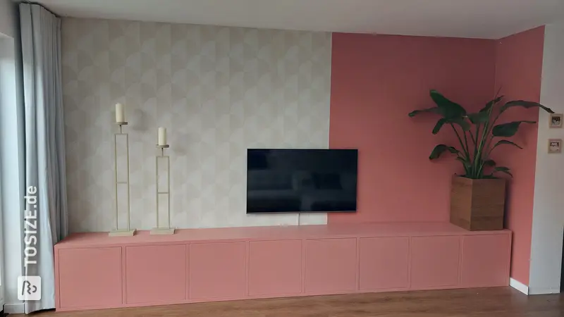 Selbstgemachter rosa TV-Schrank für das Wohnzimmer von Eline