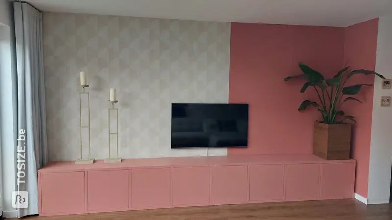 Homemade pink TV cabinet for the living room, by Eline